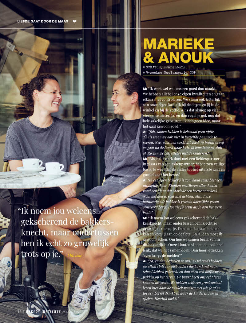 Bakkers Marieke en Anouk zitten met een kopje koffie voor hun bakkerij terwijl er een portretfoto wordt gemaakt in Zwanenburg.