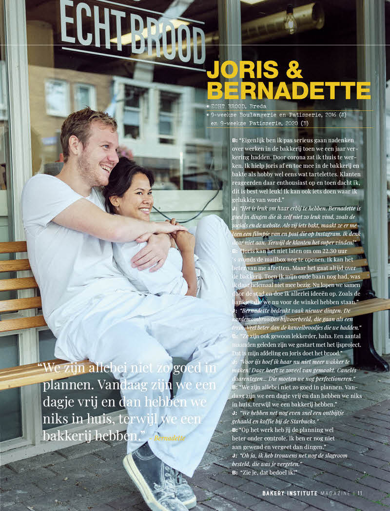 Bakkers Joris en Bernadette knuffelen op een bankje voor hun bakkerij tijdens de portretshoot in Breda.