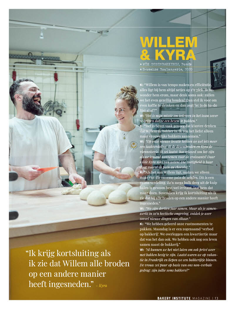 Portretfotografie van Willem en Kyra die veel plezier hebben terwijl ze brood in hun bakkerij in Bunde aan het bakken zijn. 